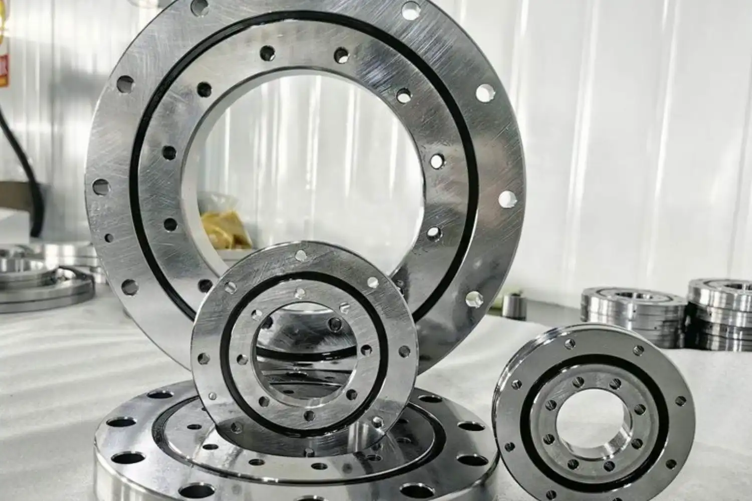 Can Cross Roller Slewing Bearings Handle Combined Loads?