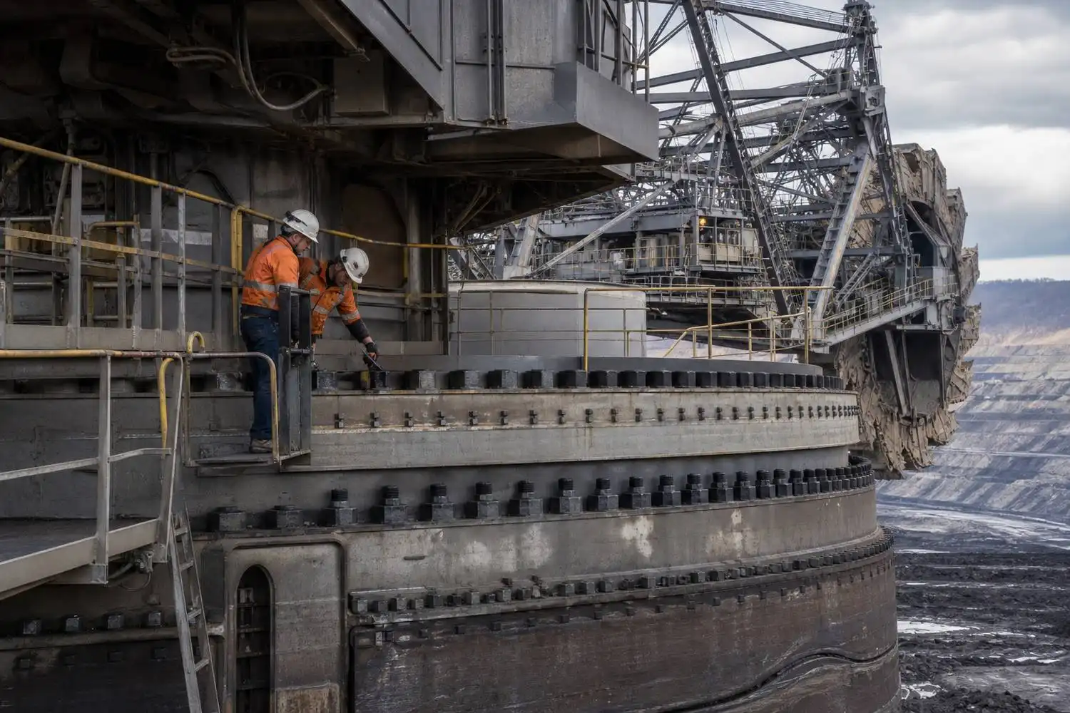 How to Choose the Best Three Row Roller Slewing Bearing